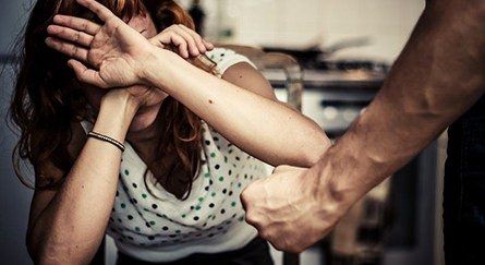 Minaccia l’ex davanti la polizia, fermato 29enne