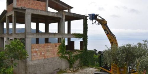 Abusivismo edilizio, «dalla Regione tre diffide prima del commissariamento». Ma la Regione apre al confronto