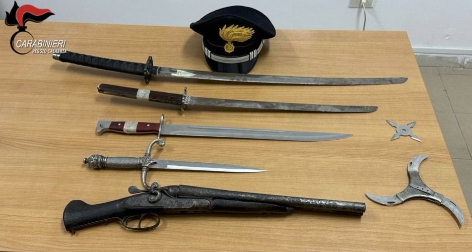 Katane, stelle ninja e un fucile a canne mozze modificato: arsenale sequestrato nel Reggino