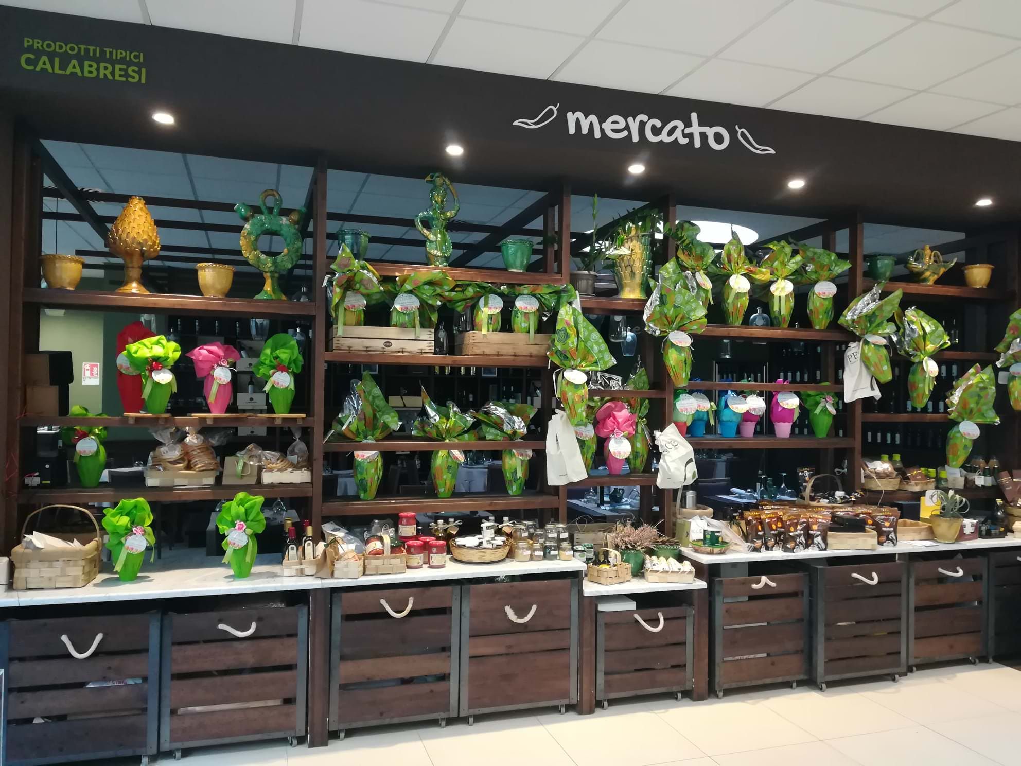 "Resto a casa con Pecco": in tutta Italia il suo speciale pacco pasquale a "Km 0"