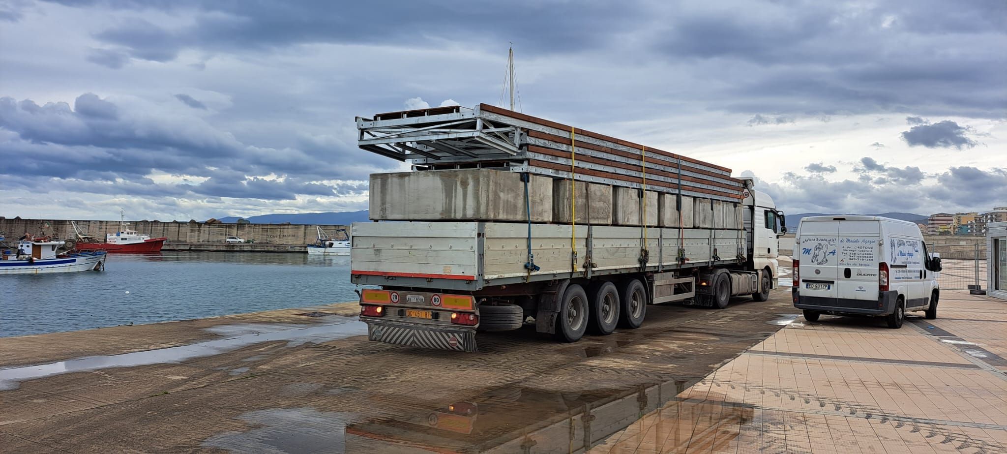 Catanzaro, consegnato il primo blocco di pontili galleggianti per l’installazione al porto – FOTO