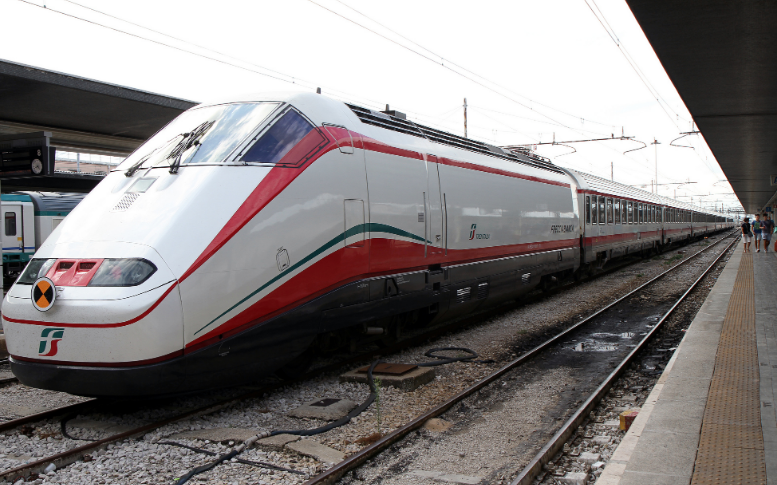 La Regione annuncia «dal 18 maggio 12 nuovi treni su tratte Jonica e Tirrenica»