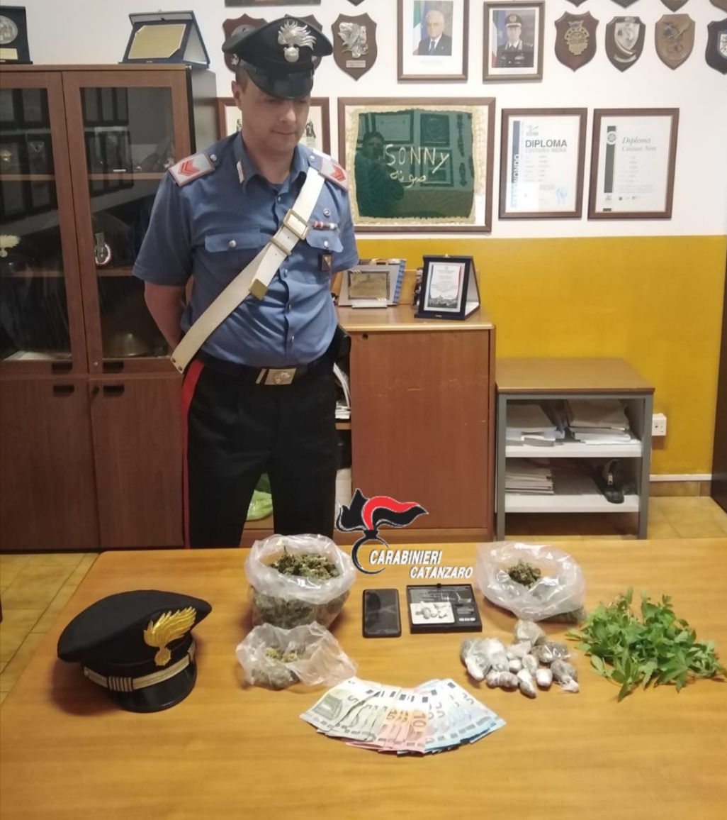 Spacciano nel centro di Catanzaro, un arresto e tre denunce