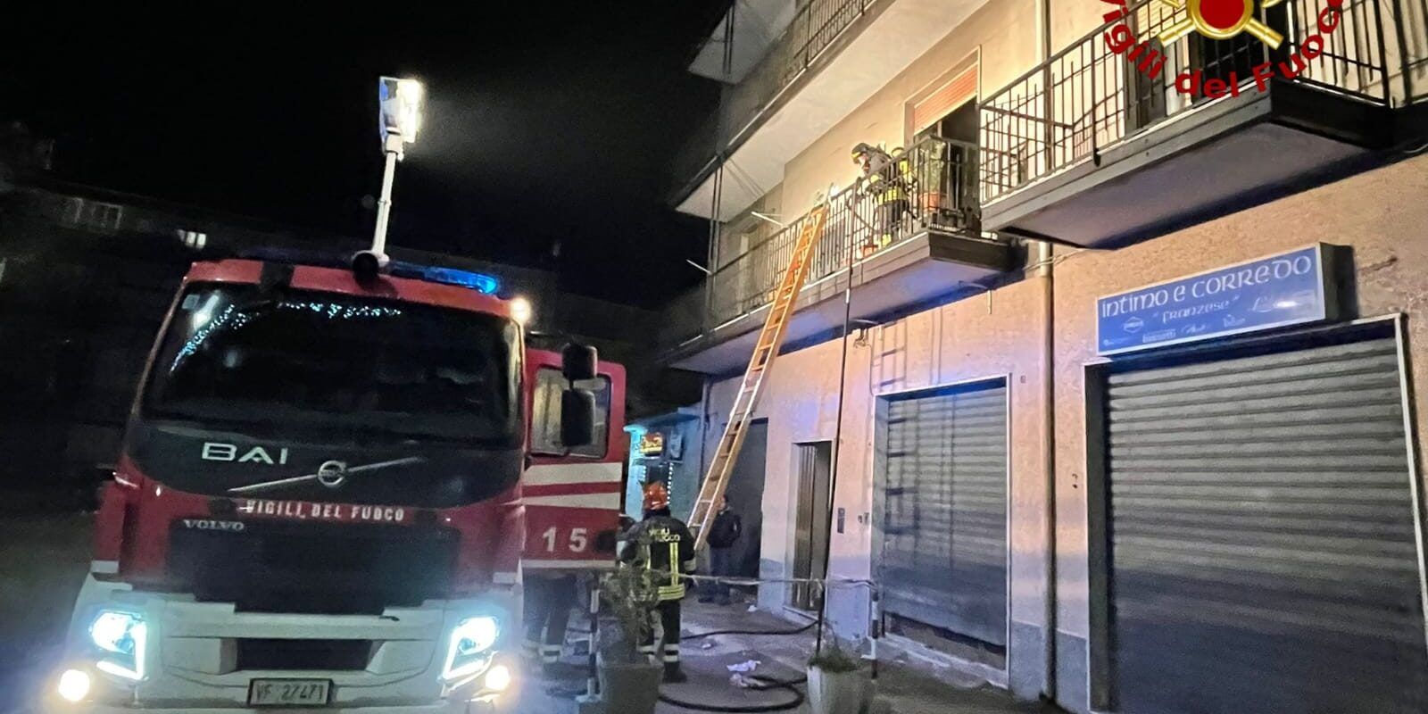 Incendio in una palazzina di Cotronei, residenti consegnati alle cure del 118 – FOTO
