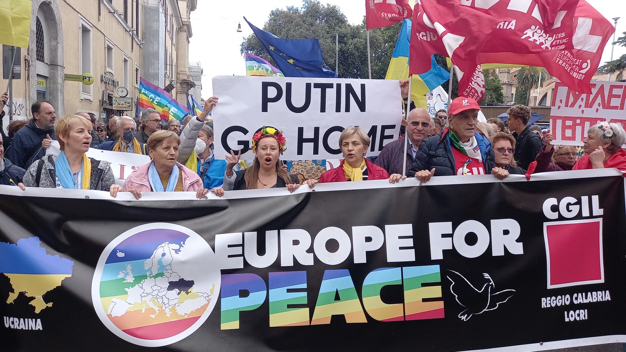 I canti delle donne ucraine di Calabria guidano il corteo per la pace a Roma