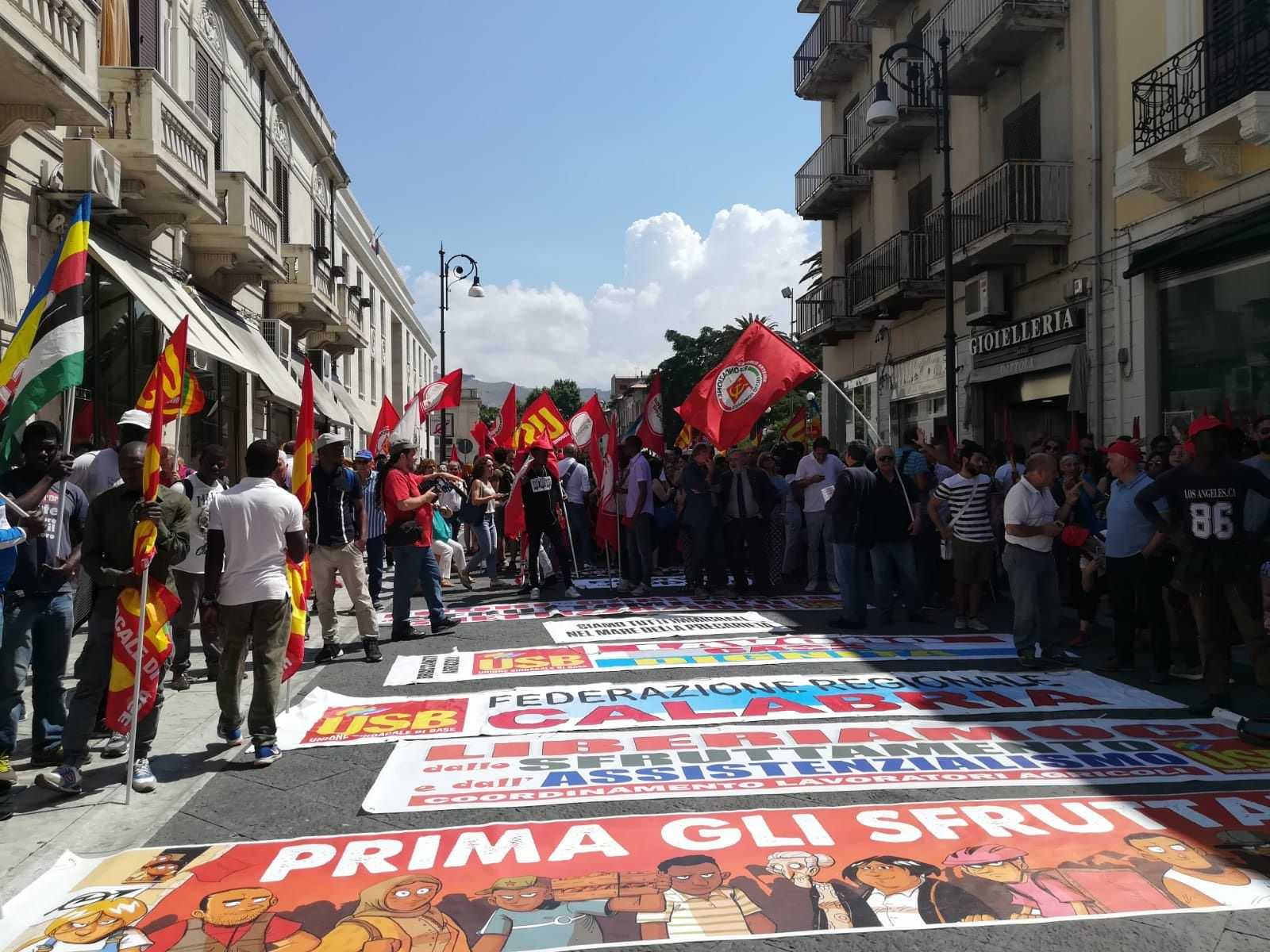 In mille in corteo a Reggio: «Sacko è vivo e lotta insieme a noi»