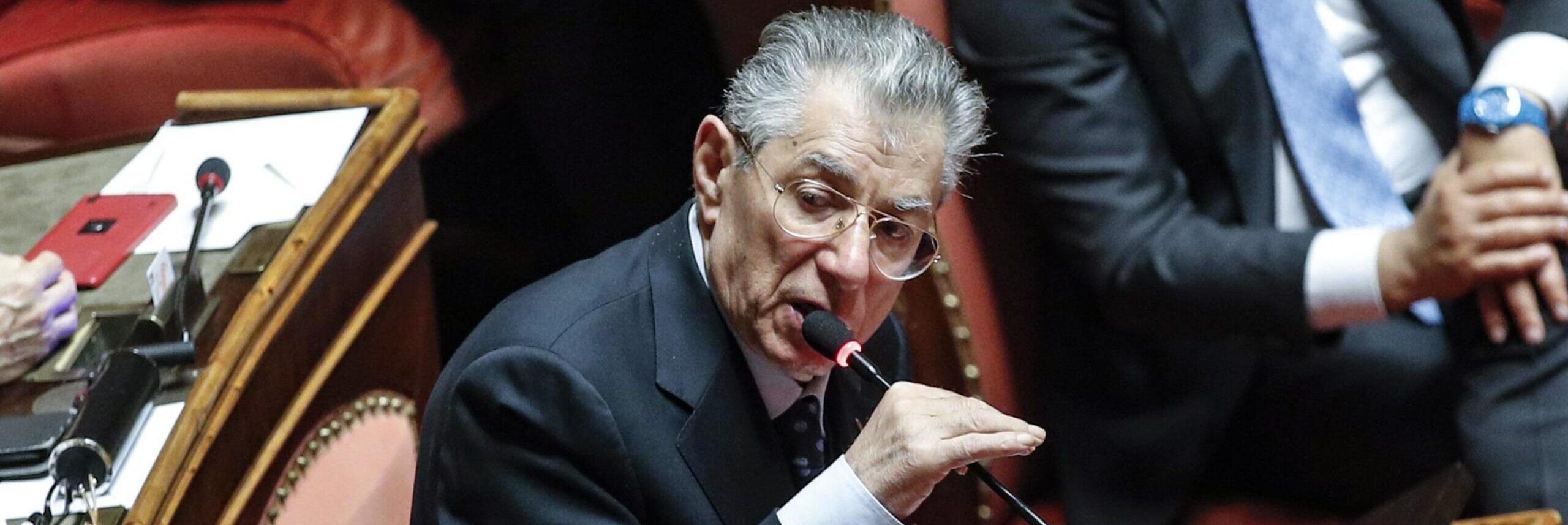 Bossi di nuovo in pista, le liste del Viminale cambiano in 12 regioni: è caos seggi