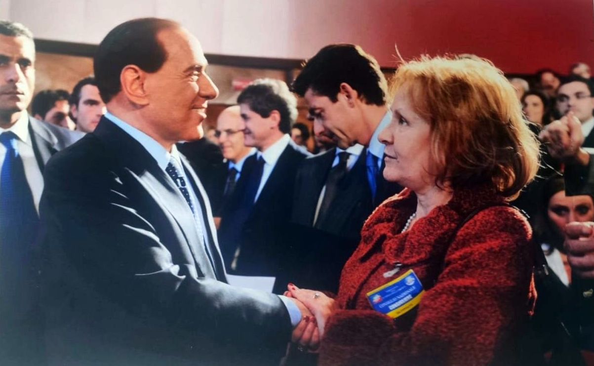 La «chiamata alle armi» di Berlusconi, il “fuoco amico” e il difficile addio a Forza Italia. Ida D’Ippolito racconta il Cav