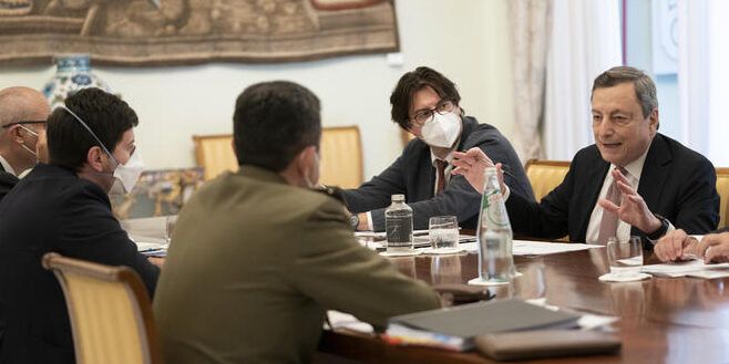 Draghi rassicura gli italiani: «La vaccinazione eterologa funziona»