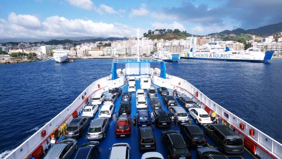 La «coppia dello spaccio» in viaggio dalla Calabria alla Sicilia: la rotta della droga da Gizzeria a Messina e Catania