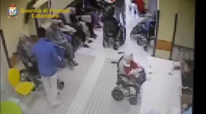 «Scherno e vessazioni», le accuse agli infermieri della casa di cura