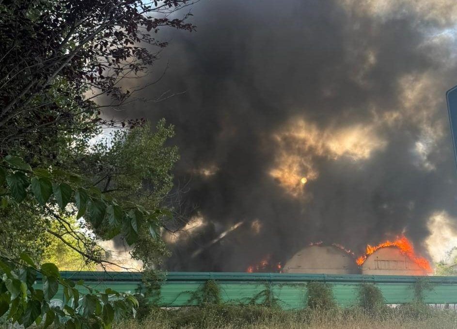 Rende, vasto incendio in un capannone industriale in disuso