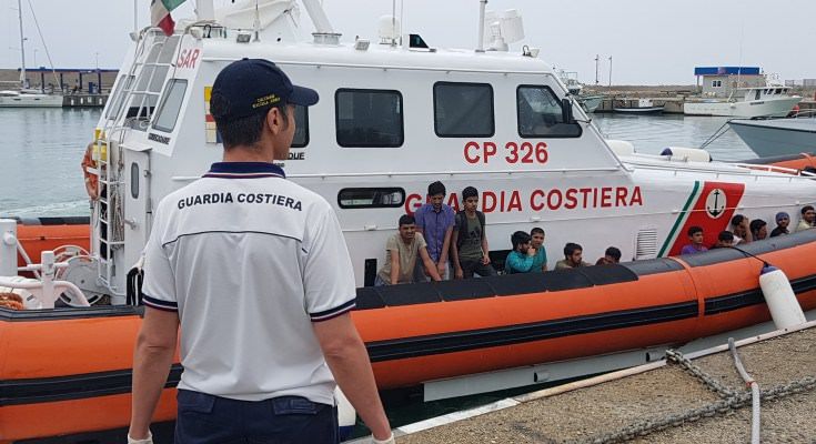 Una barca per le quarantene dei migranti sulle coste calabresi, Viminale al lavoro