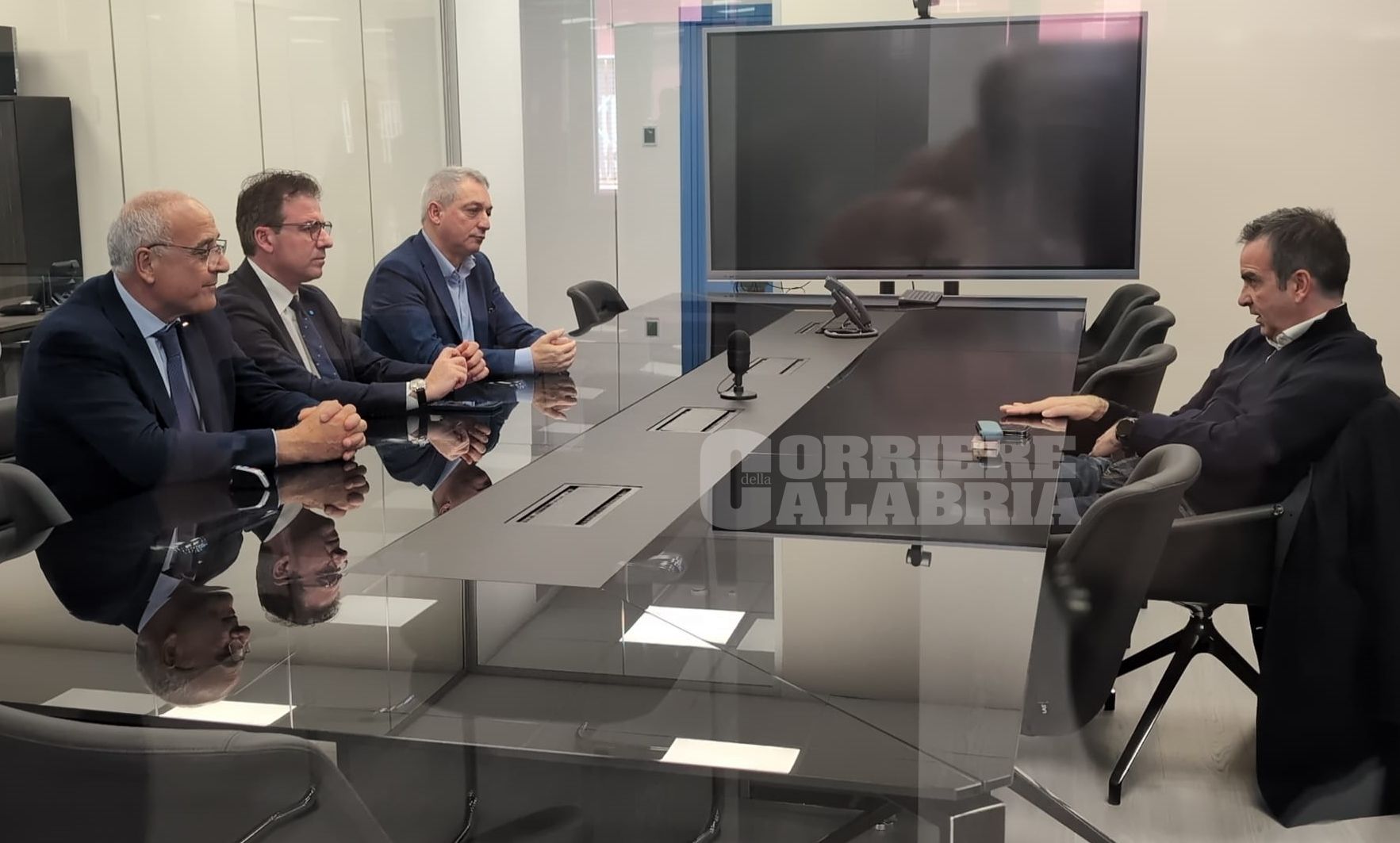 Cosenza, Occhiuto incontra i sindacati nella nuova sala operativa del 118 – FOTO