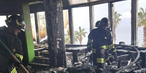 Reggio Calabria, il lido comunale in fiamme: l'incendio dopo una lite