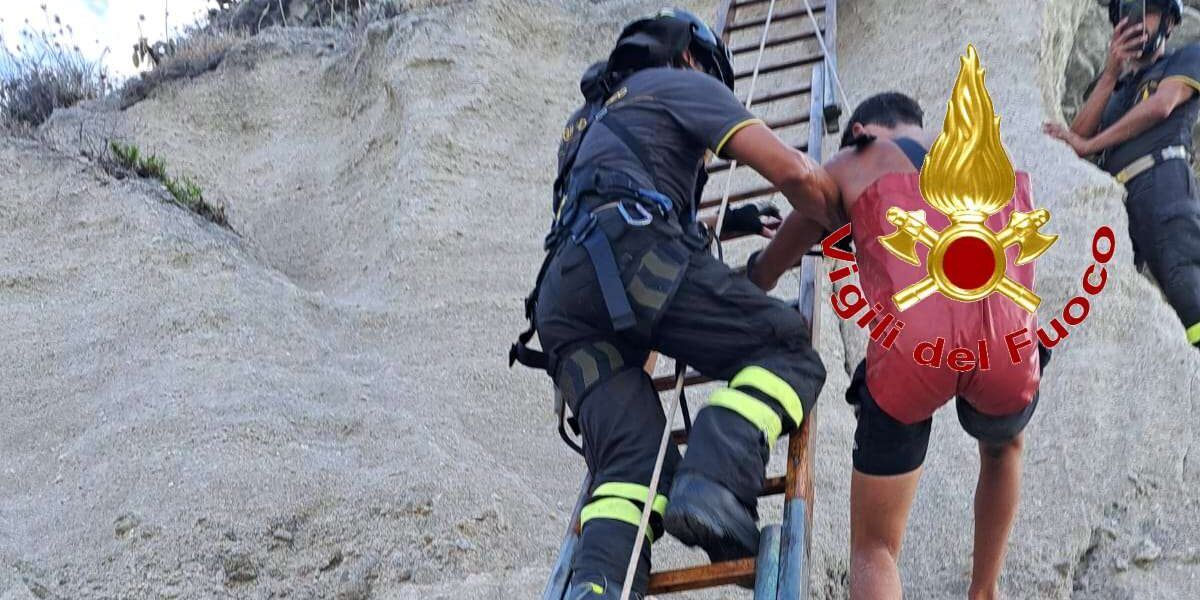 Tropea, si arrampica su una scogliera fino a 15 metri di altezza e va in panico: ragazzo soccorso dai vigili del fuoco – FOTO