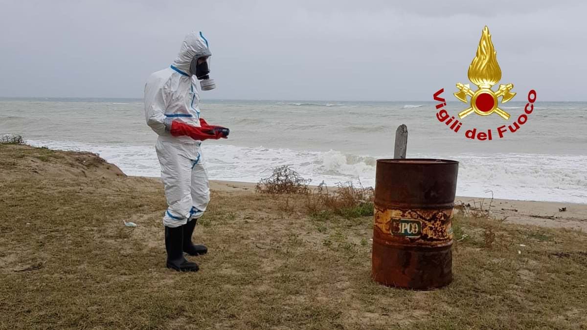 Fusto sospetto in spiaggia a Sant'Andrea, intervento dei vigili del fuoco