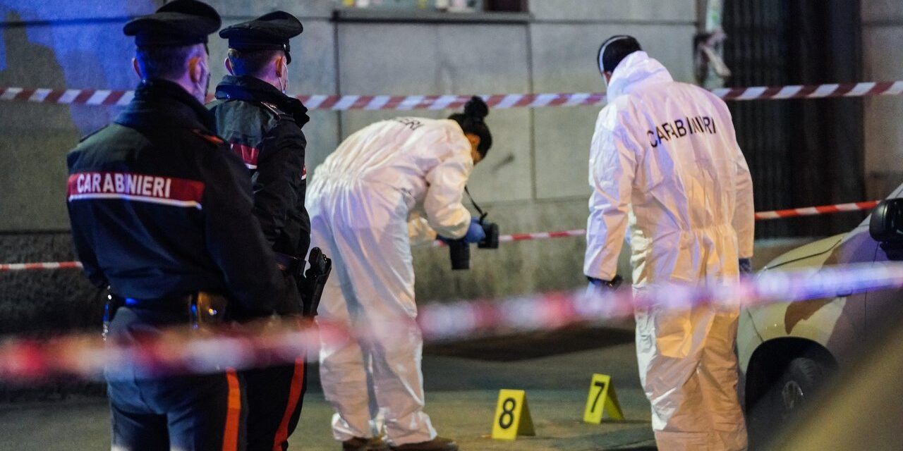 Accoltellano carabiniere a Torino, si costituiscono due rapinatori