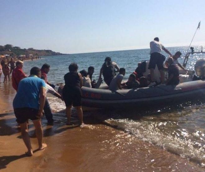 Sbarco di migranti tra gli ombrelloni, fermati tre scafisti