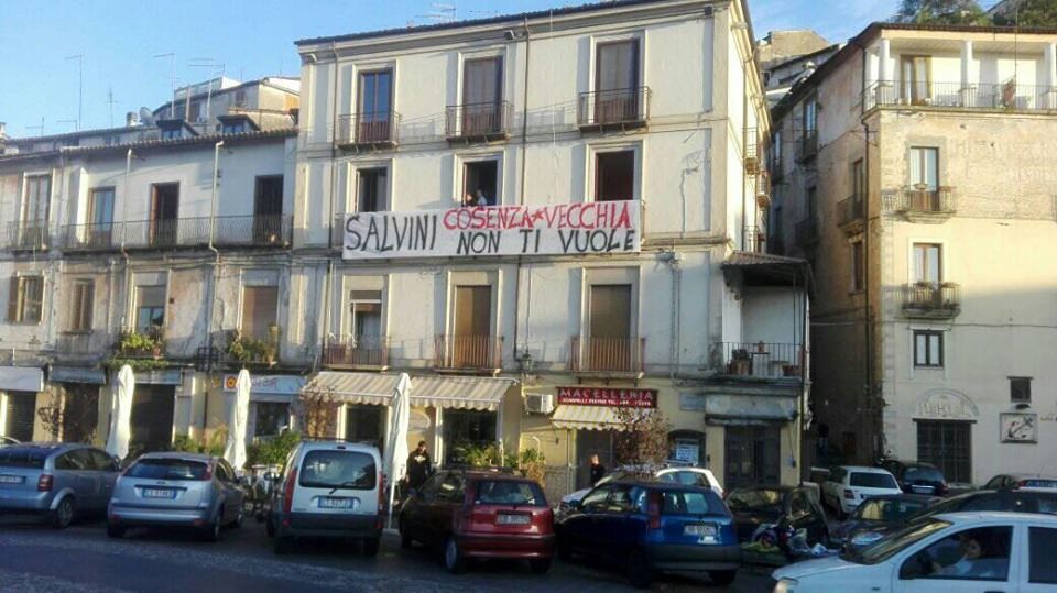 Manifesti, balconi anti leghisti e video virali. Cosenza si prepara a Salvini – VIDEO E FOTO