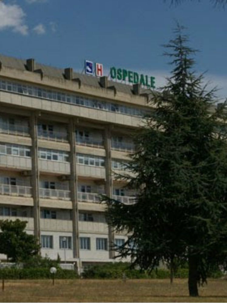 Ragazzina contesa, studente accoltellato nel bagno della scuola