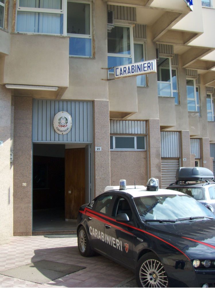 Tentò di incendiare il portone dell`ex, finisce in manette