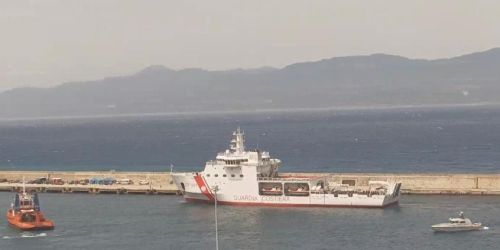 La "Diciotti" al porto di Reggio Calabria con a bordo 535 migranti