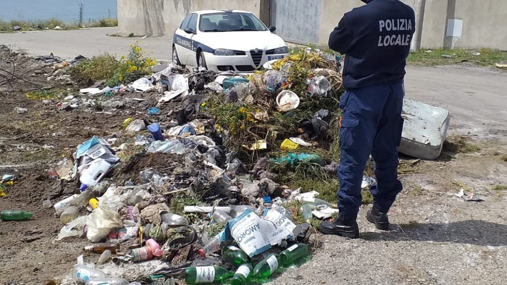 Gettavano i loro rifiuti per le vie di Isola, sanzionati