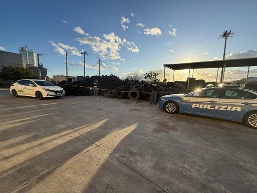 Crotone, scoperta discarica abusiva di pneumatici: scatta il sequestro