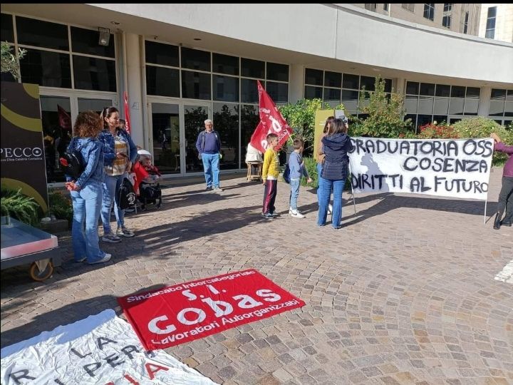 Precari della sanità, sit-in del Si Cobas: «È un abuso la proroga dei contratti»