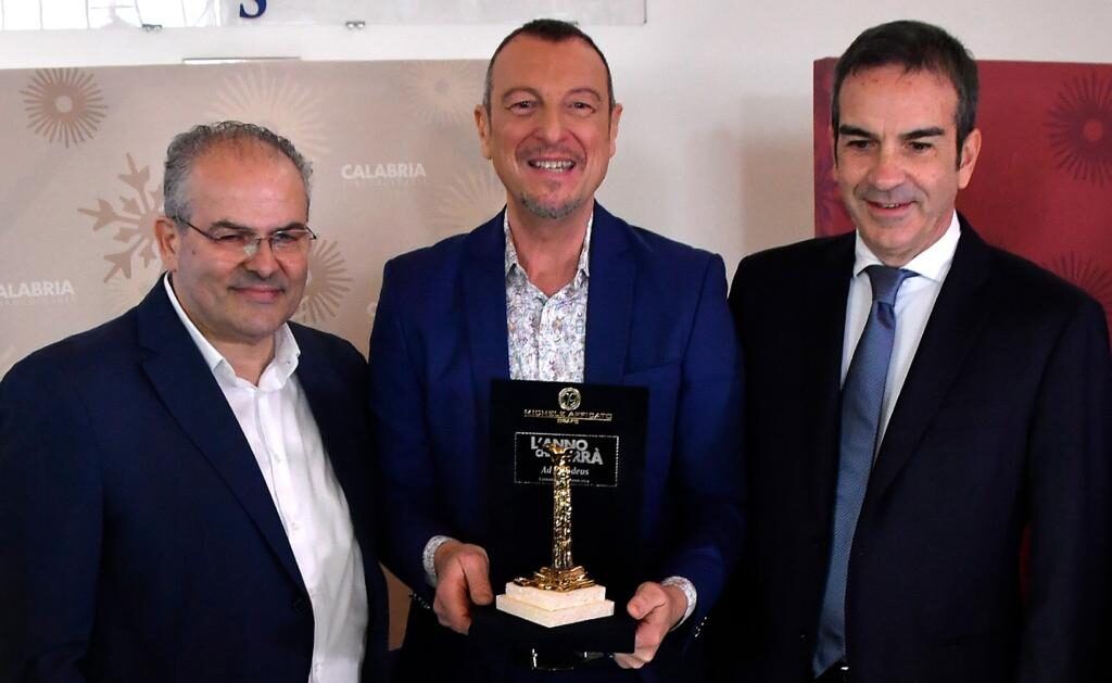 Amadeus fa visita all’ukulele di Rino Gaetano in mostra alla Lega Navale di Crotone