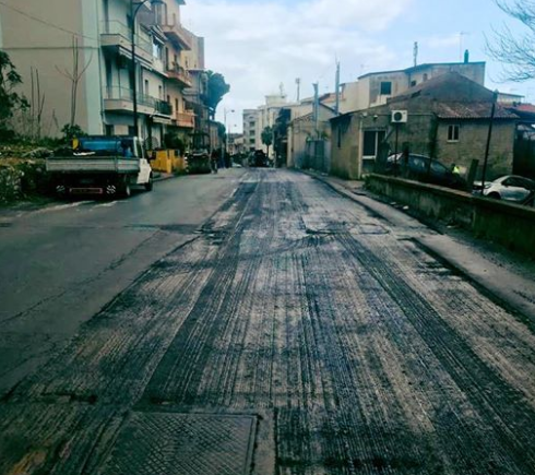 Reggio, auto forza il blocco del cantiere stradale: investito un vigile