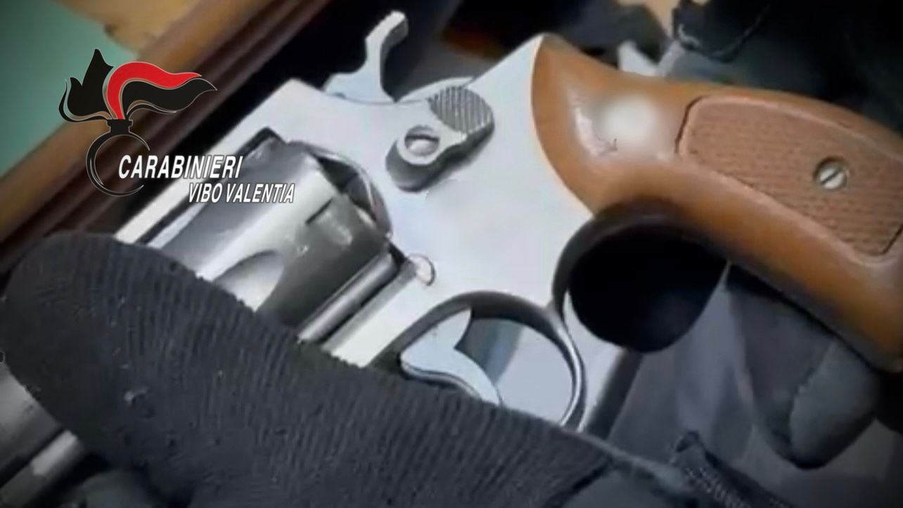 Nascondeva in casa pistola e cartucce, arrestato un uomo ad Arena