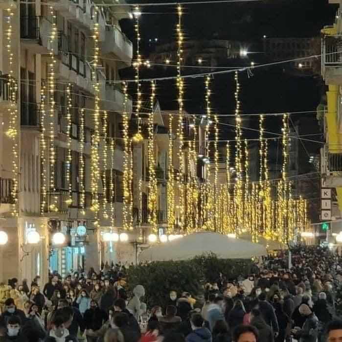 Folla nelle vie dello shopping, lo scatto a Cosenza diventa virale