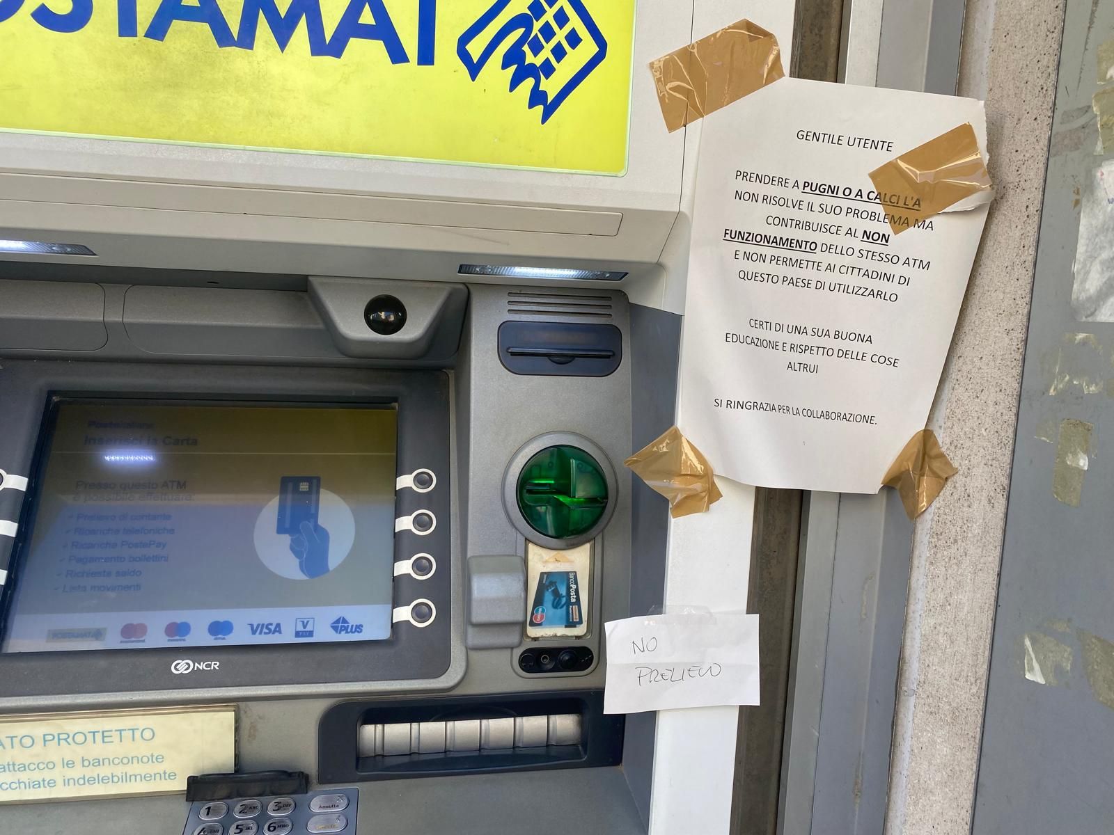 Calci e pugni al bancomat perché il prelievo è “fuori servizio”