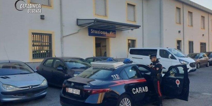 Rende, aggrediscono brutalmente e rapinano un ragazzo sul treno: due in manette