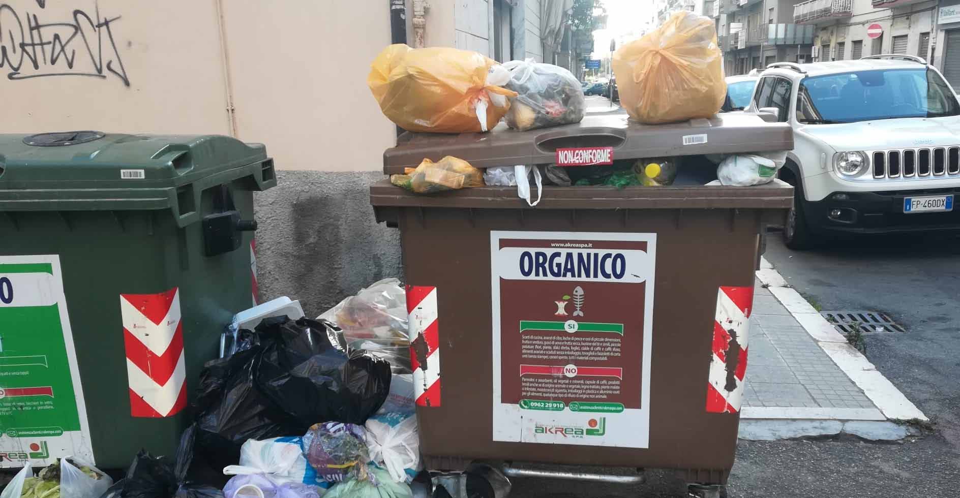 Differenziata a Crotone, Akrea: «Rifiuti d’ogni genere nell’organico»
