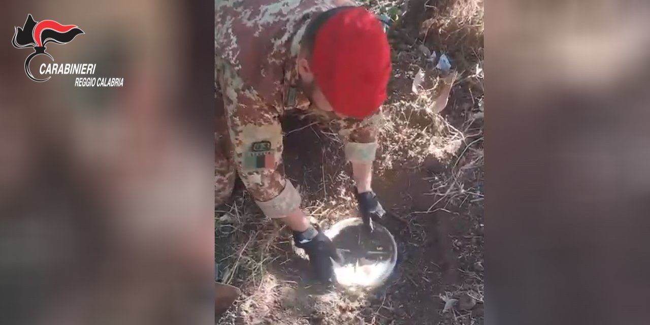 Oltre 30 chili di droga nascosti sotto terra: un arresto nel Reggino – VIDEO
