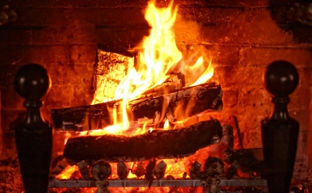 Ha una crisi epilettica e cade nel camino, muore carbonizzato