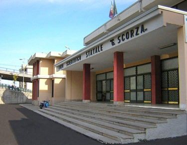Cosenza, pestaggio davanti al liceo. Arrestato l'autore