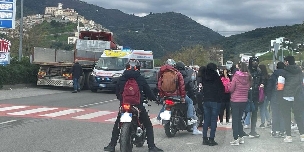 Corigliano Rossano, investite due sorelle davanti al Liceo Scientifico: intervenuto l’elisoccorso