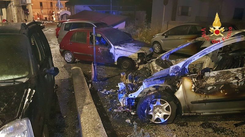 Catanzaro, in fiamme 6 auto nel quartiere Gagliano