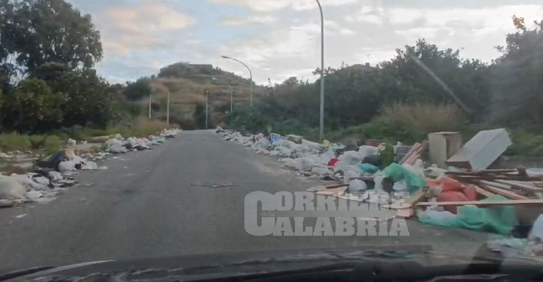 Reggio, lunga distesa di rifiuti (ed eternit) invade una strada di periferia – FOTO E VIDEO