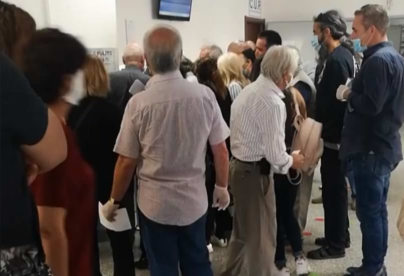 Maxi assembramento in ospedale (e zero controlli), a Lamezia la fase 2 comincia male – VIDEO