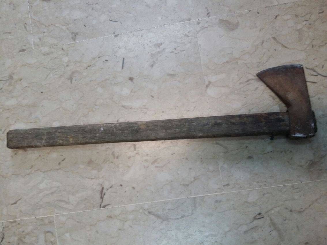 Minaccia un giovane con un'ascia, denunciato