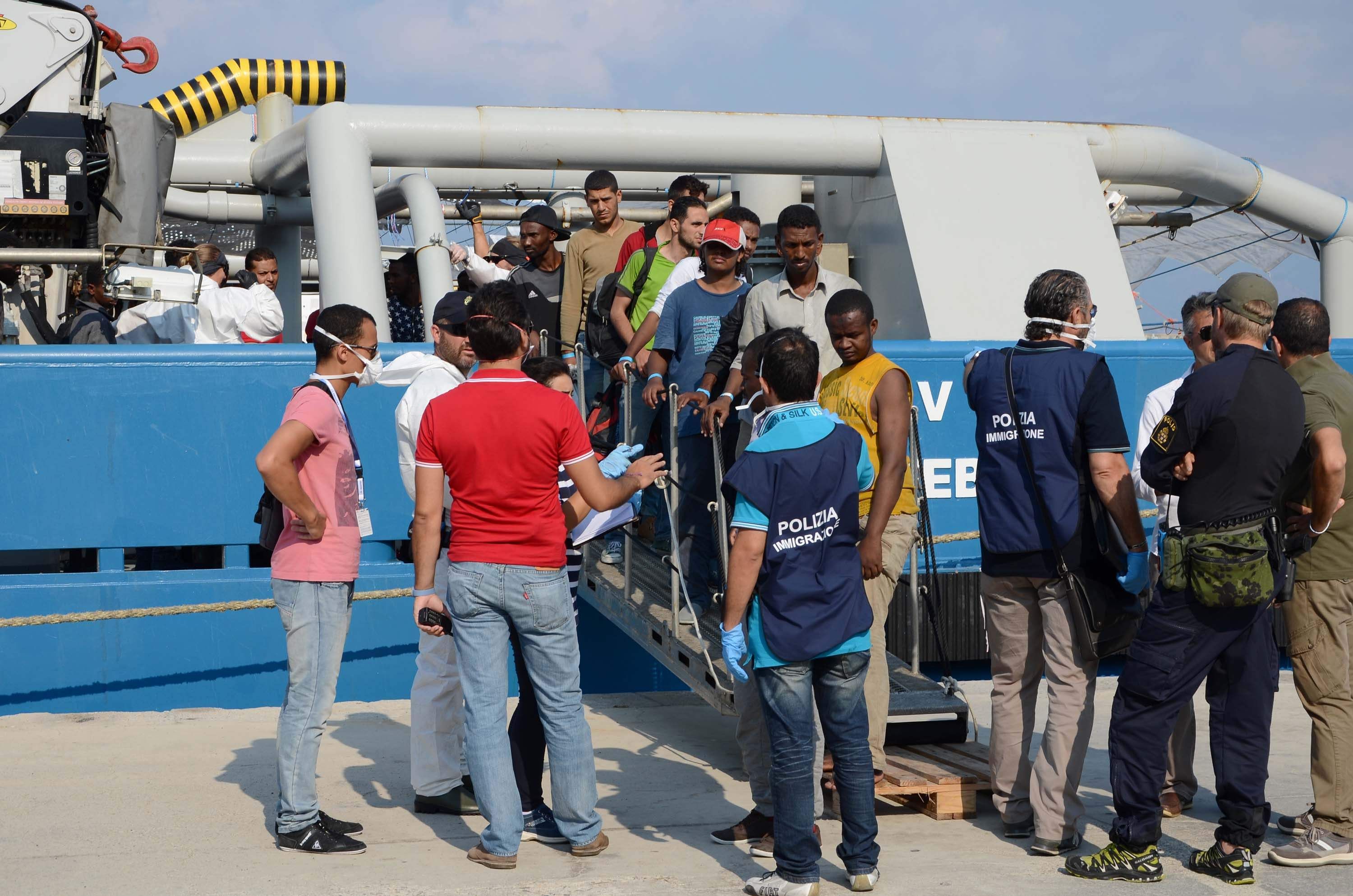 Reggio, sbarcati 328 migranti. Alcuni saranno rimpatriati