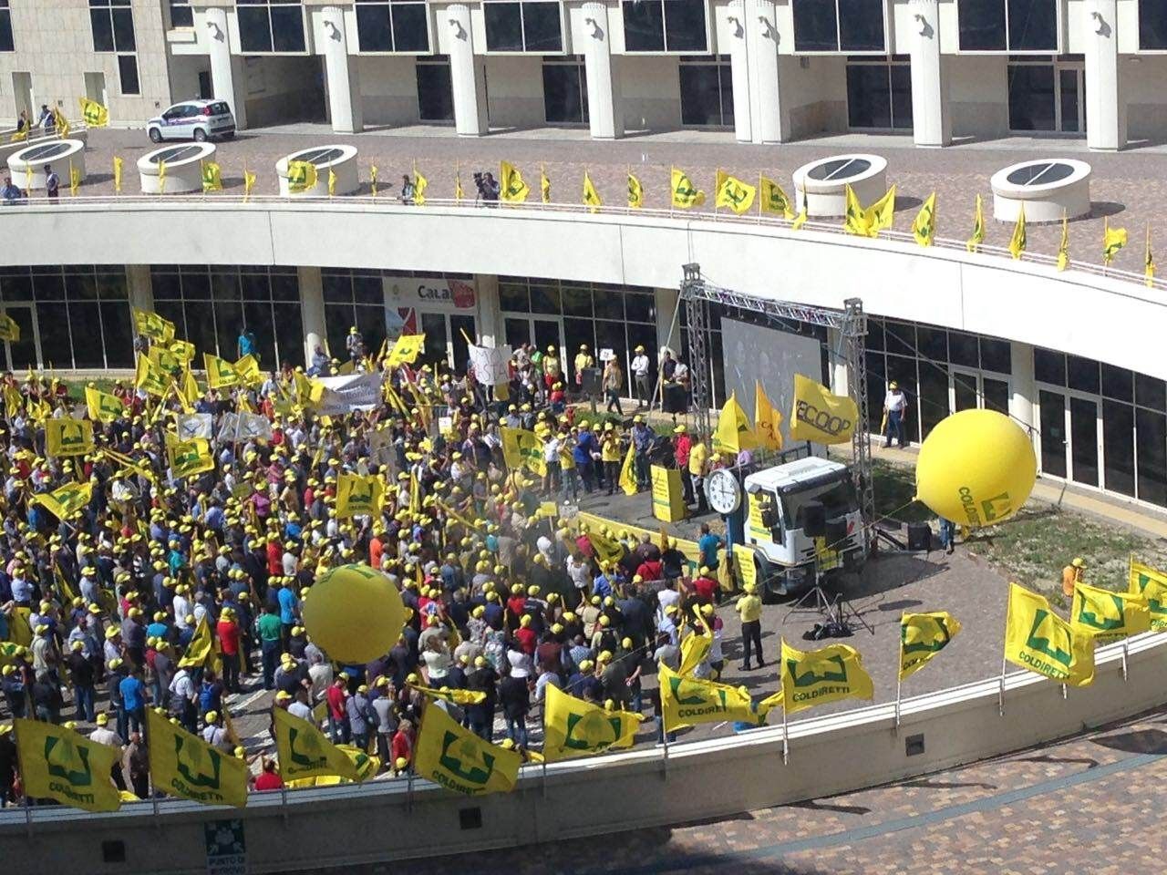 I trattori della Coldiretti "assediano" la Cittadella