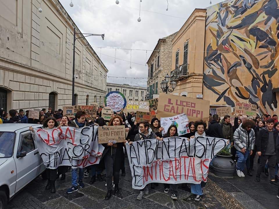 "Fridays For Future", centinaia di studenti in piazza a Catanzaro