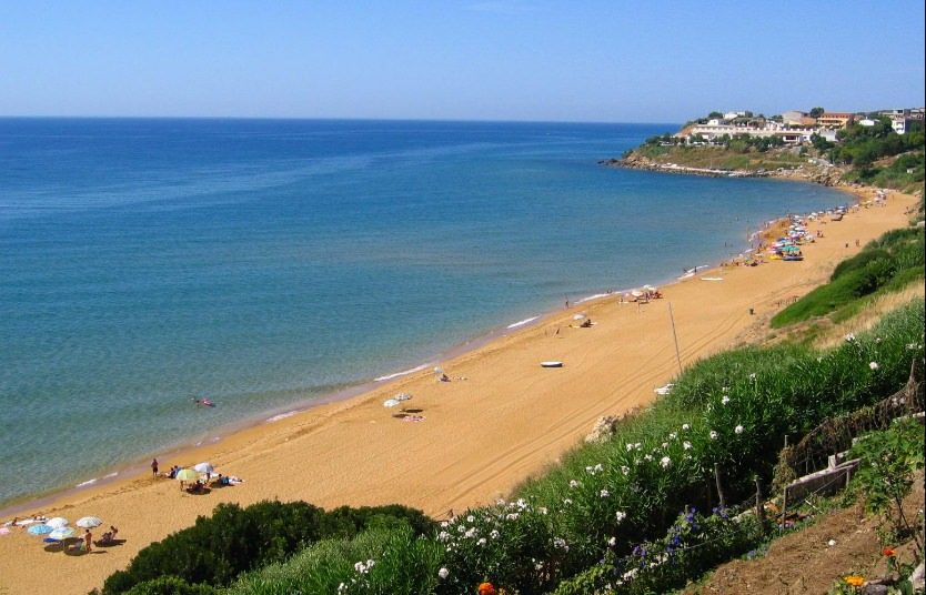 Reperti archeologici scoperti in spiaggia nel Crotonese