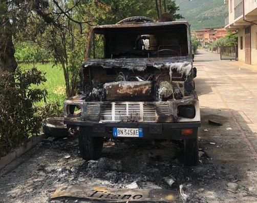 A fuoco due mezzi di una ditta a Frascineto. L'imprenditore: «Opera di pezzenti»